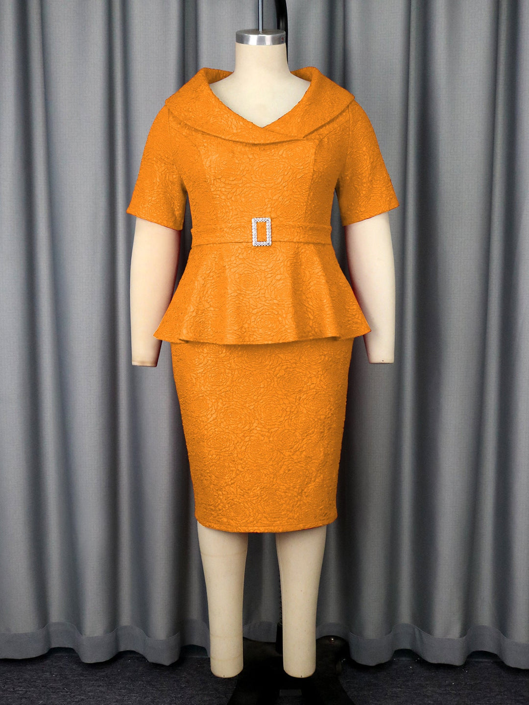 Attraktives Damen Peplum-Abendkleid. Figurbetont und elegant, perfekt für besondere Momente und Feiern.