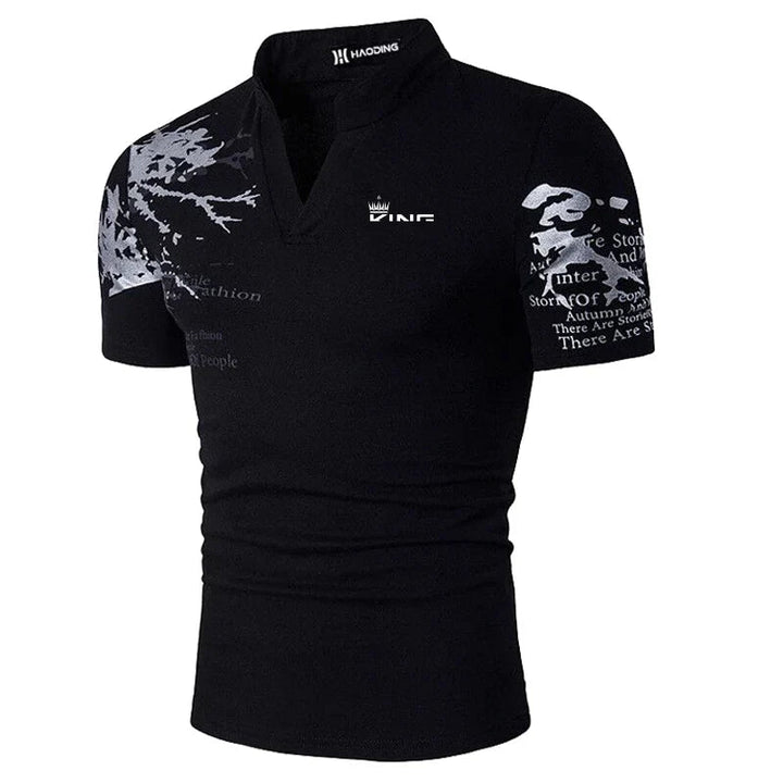 Schwarzes Herren Polohemd, kurzarm. Basic & bequem für Sommer. Ideal als Business Casual oder Freizeitmode.