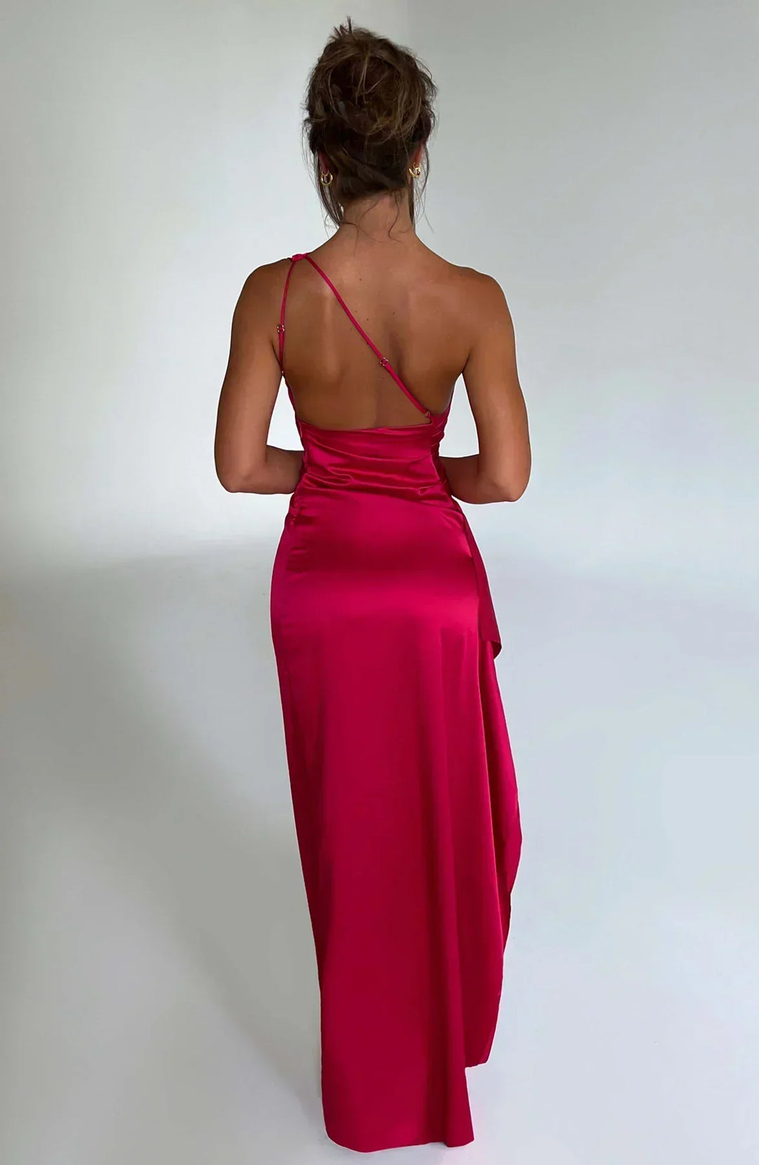 Rotes One-Shoulder-Schlitzkleid, elegant für besondere Anlässe und festliche Events.