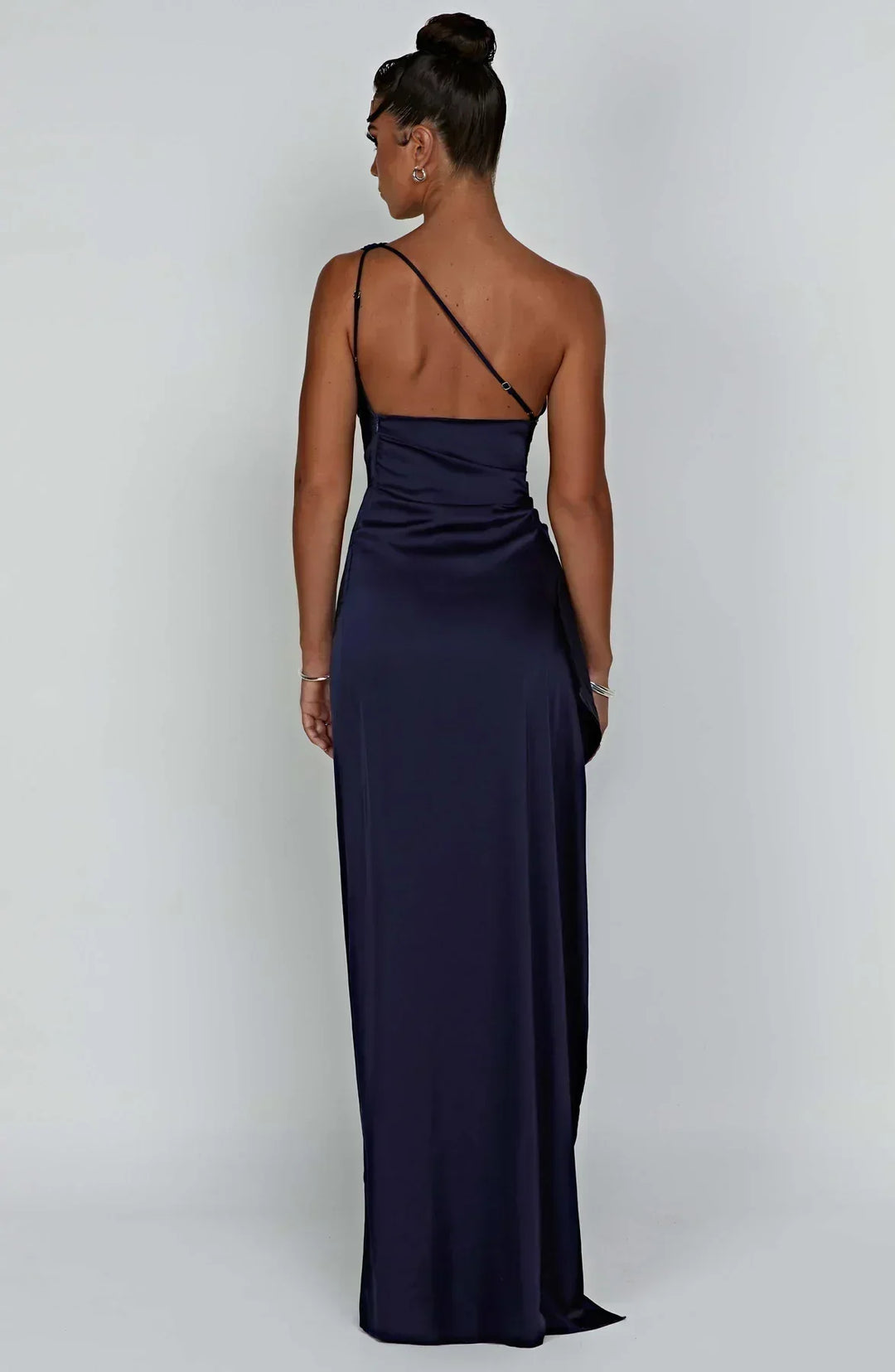 Schwarzes festliches One-Shoulder-Schlitzkleid, perfekt für glamouröse Auftritte.