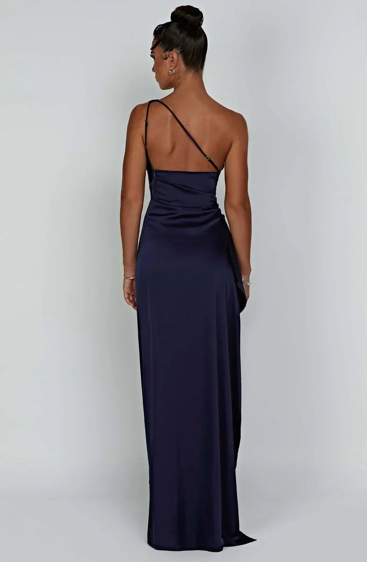 Schwarzes festliches One-Shoulder-Schlitzkleid, perfekt für glamouröse Auftritte.