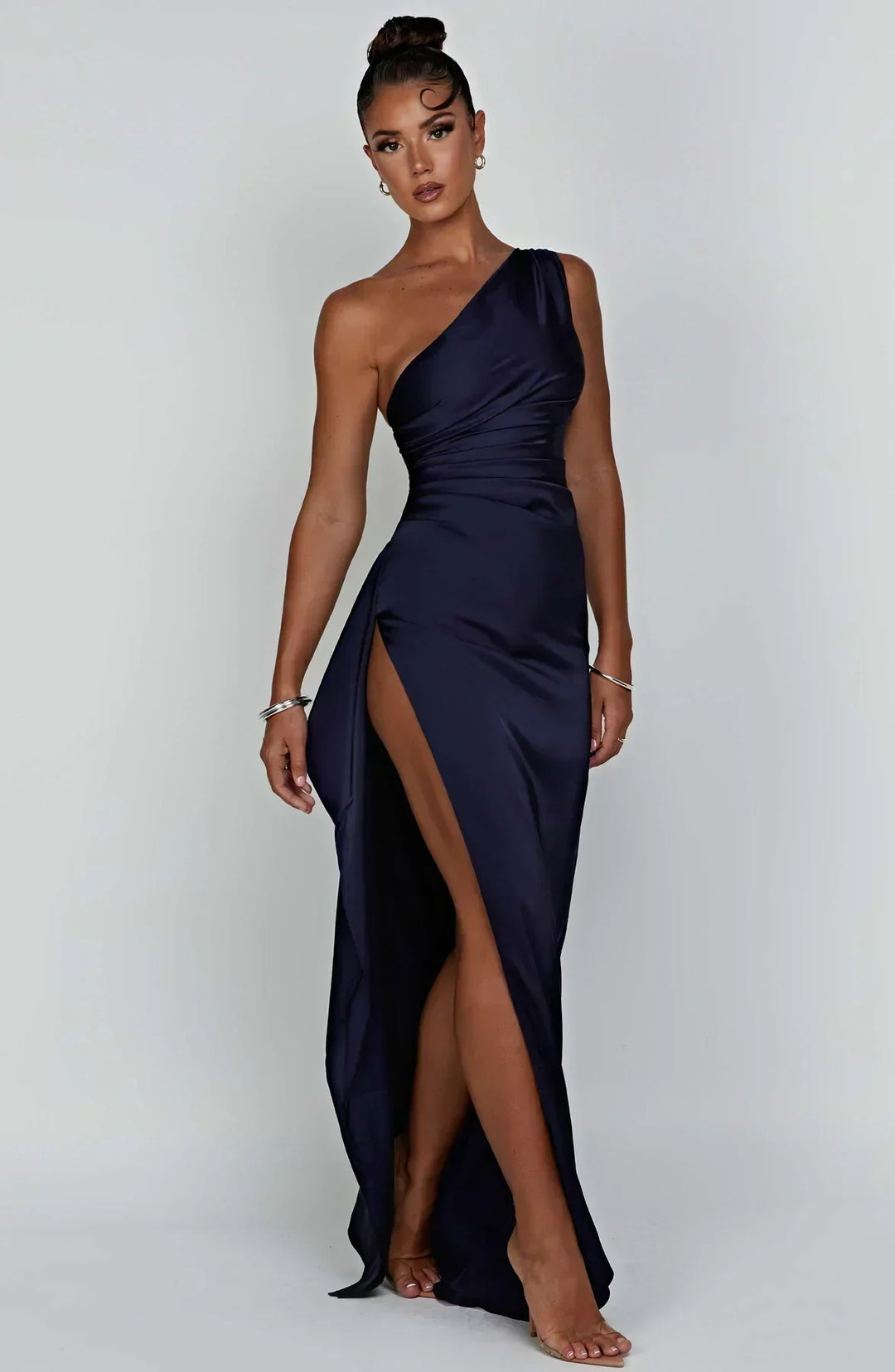 Dunkelpinkes glamouröses One-Shoulder-Kleid, mit Schlitz, für Abendveranstaltungen.
