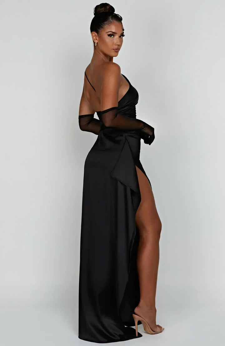 Dunkelpinkes festliches Schlitzkleid, One-Shoulder-Schnitt, für glamouröse Abende.