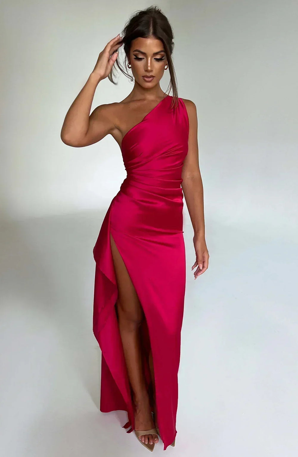 Schwarzes Damen Abendkleid mit One-Shoulder-Design und stilvollem Beinschlitz.