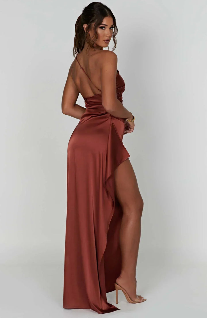 Dunkelpinkes One-Shoulder-Abendkleid, mit hohem Schlitz, für glamouröse Feste.