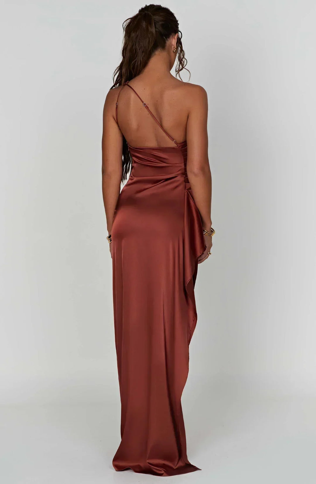 Dunkelpinkes One-Shoulder-Schlitzkleid, ein Statement für jede Party.