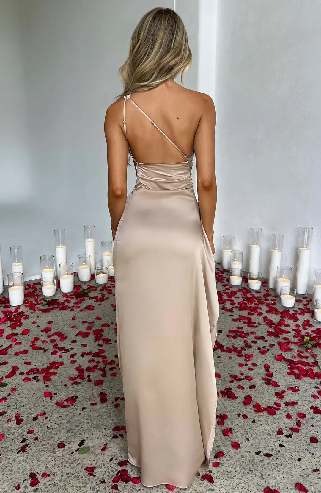 Beiges glamouröses Partykleid, One-Shoulder-Schnitt, bodenlang mit hohem Schlitz.