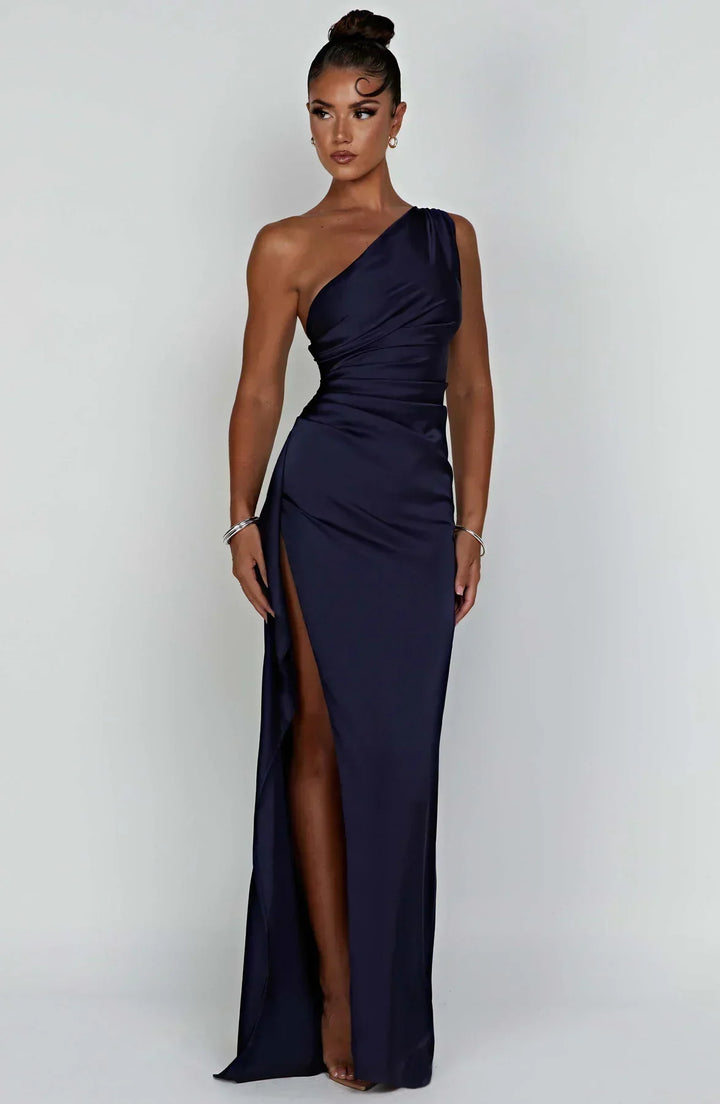 Schwarzes Partykleid, One-Shoulder, mit aufregendem Schlitz, für einen Wow-Effekt.