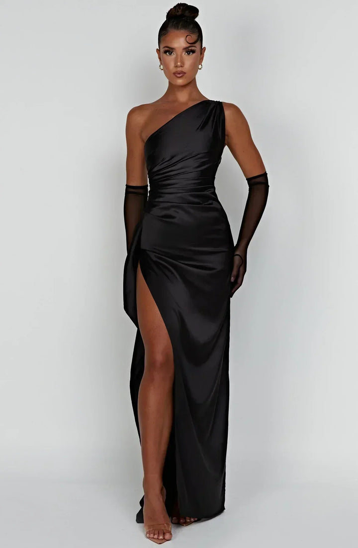 Beiges festliches Schlitzkleid, One-Shoulder-Design, für glamouröse Feiern.
