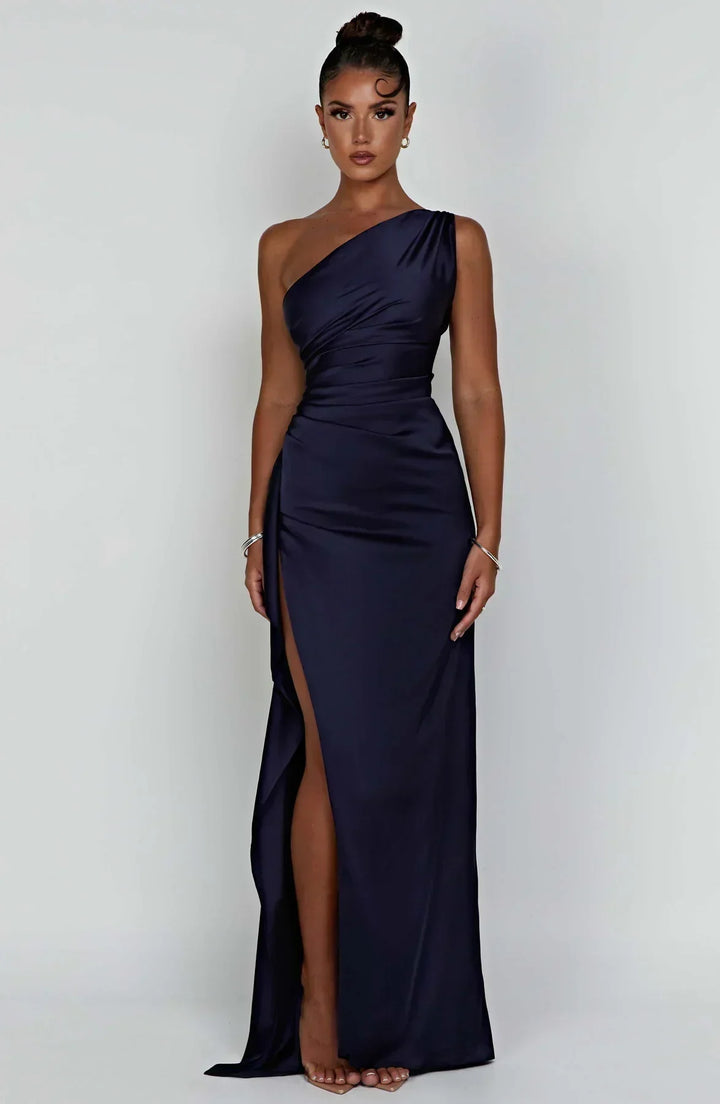 Dunkelpinkes Schlitzkleid für Damen, One-Shoulder, glamourös für besondere Nächte.