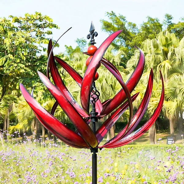 Stilvolle Wetterfahne aus Metall als Gartendekoration. Verschönert Outdoor-Landschaft und Gartenkunst.