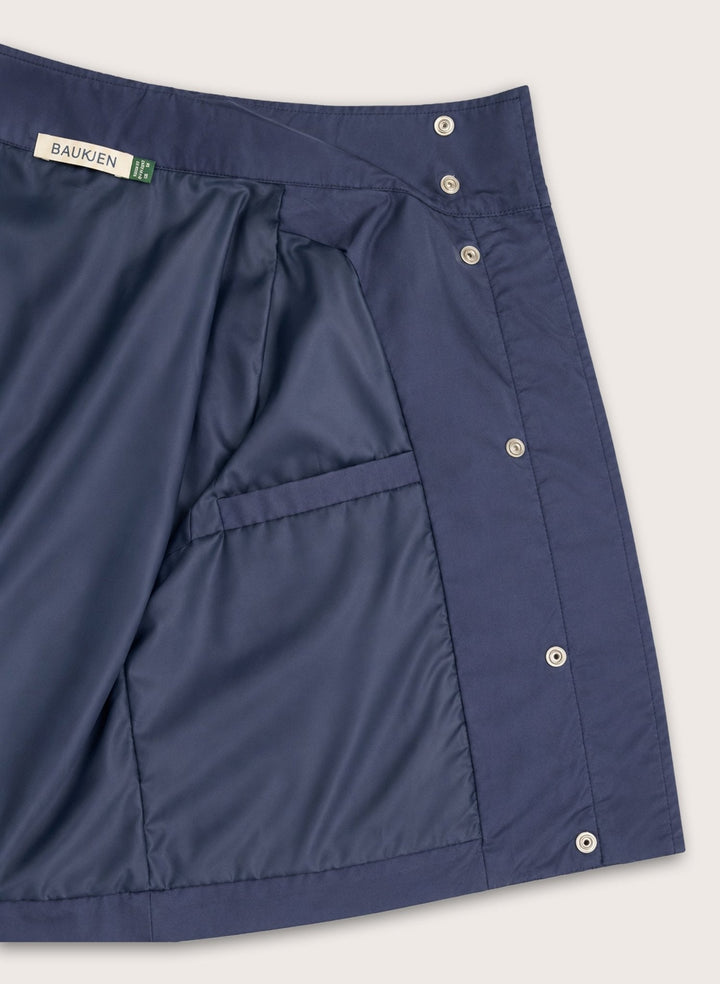 Detailaufnahme der Roxi Damen Bomberjacke: Stehkragen, Reißverschluss, Druckknöpfe und Epauletten in Indigo.