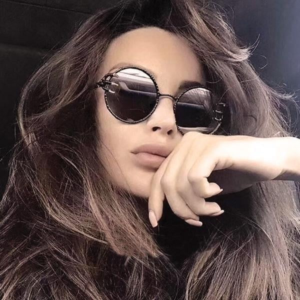 Einzigartige Steampunk & Goth Sonnenbrille, rund, mit Totenkopf-Krallen, UV400 Schutz.