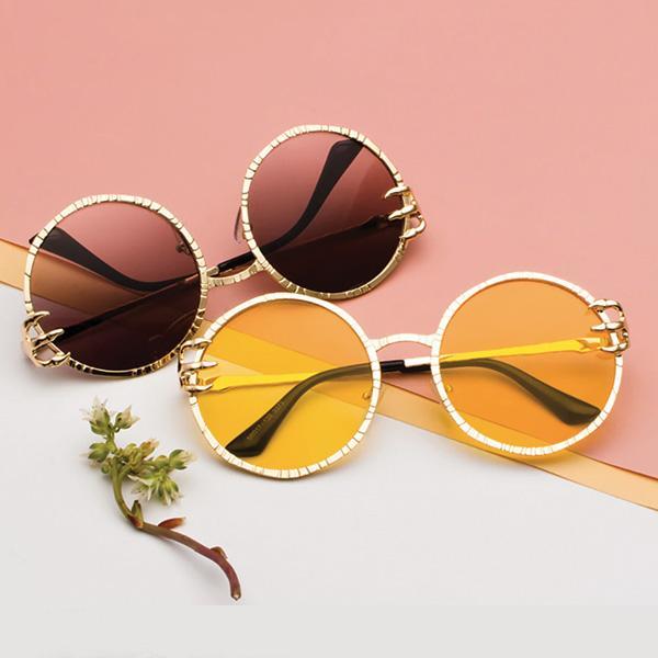 Unisex runde Sonnenbrille mit Totenkopf-Krallen Design, perfekt für Steampunk & Goth Fans.