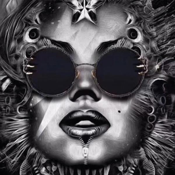 Nahaufnahme: Runde Sonnenbrille, Totenkopf-Krallen-Design an den Bügeln, mit UV400 Schutz.