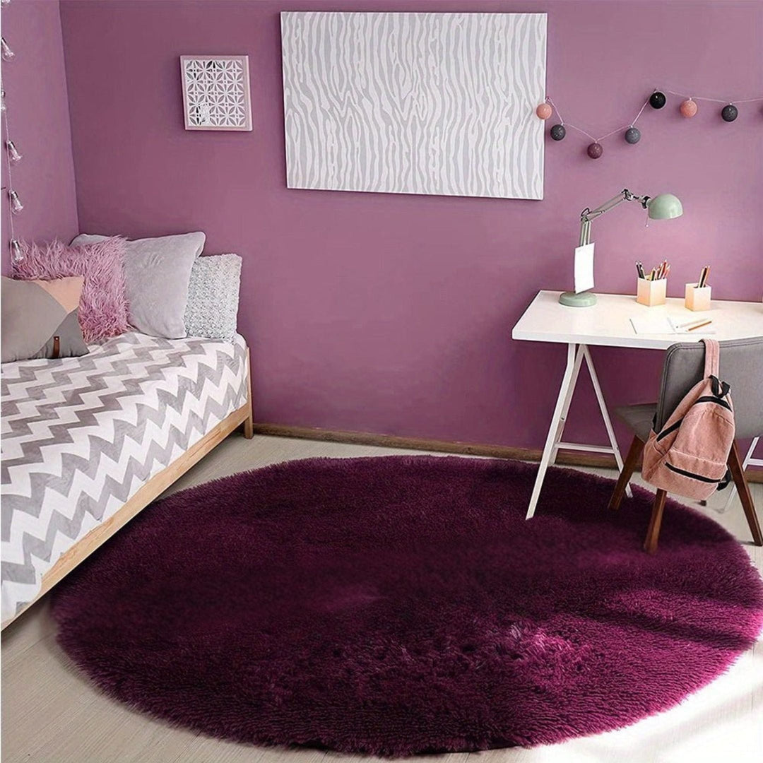 Rutschfester, runder Teppich Clouda. Flauschig und weich, ideal für Kinder- oder Wohnzimmer. Bietet Sicherheit.
