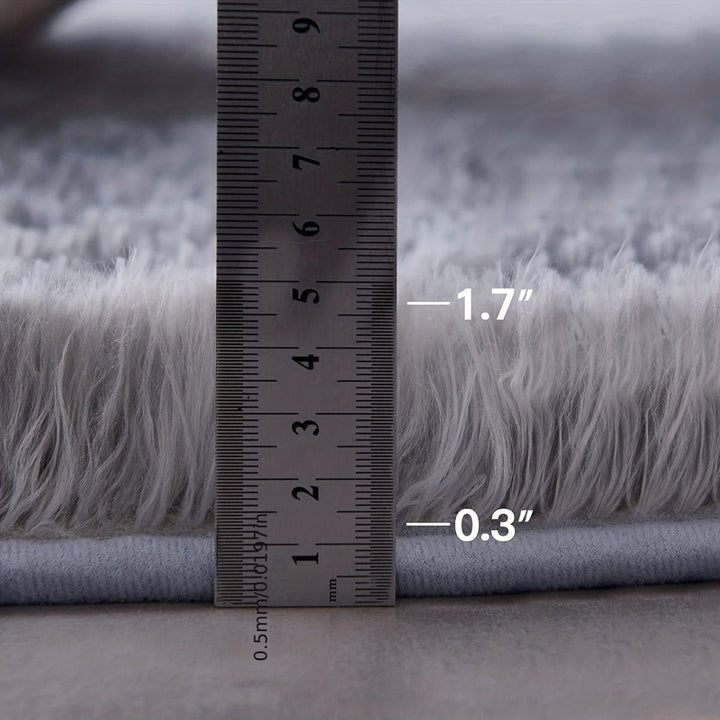 Stilvoller, runder Teppich aus Polyester, flauschig und weich. Ideal für Schlafzimmer und Wohnbereich, pflegeleicht.
