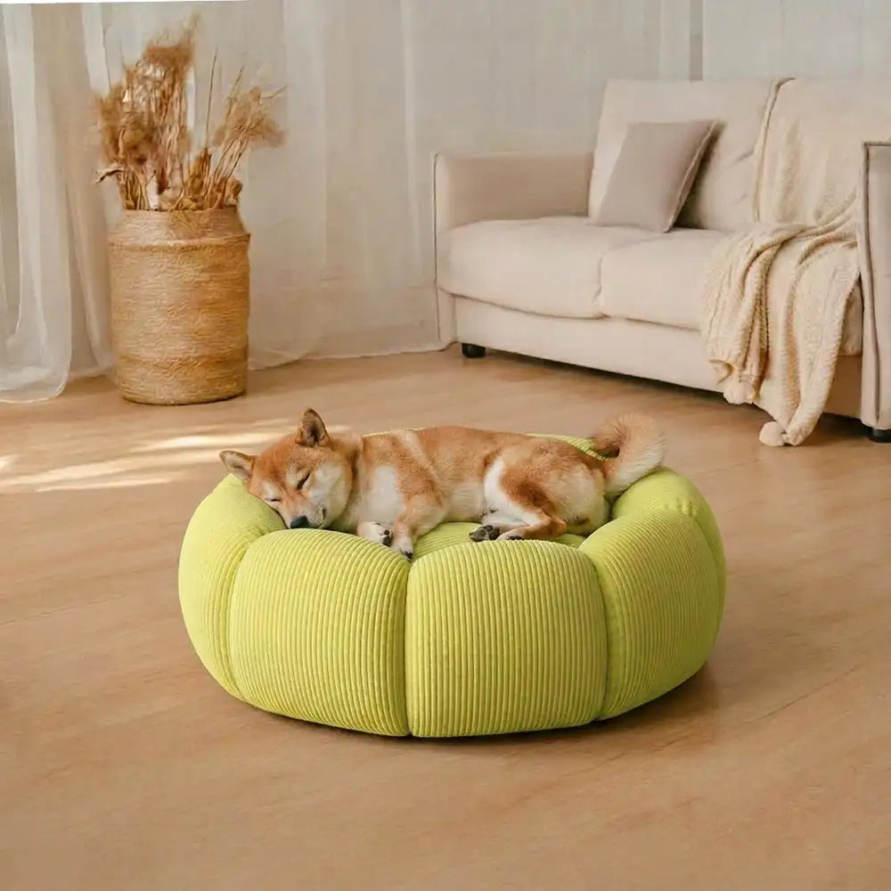 Gemütliches, rundes Katzenbett mit weicher Füllung und Nackenstütze. Idealer orthopädischer Schlafplatz für Haustiere.