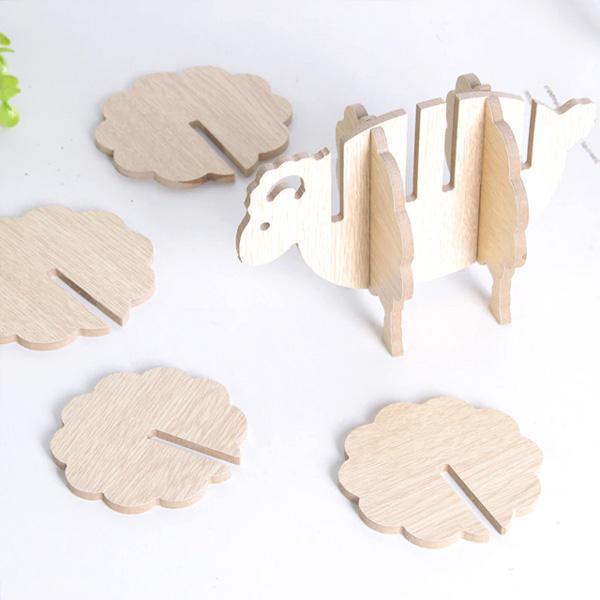 6er Set rustikaler Schaf Untersetzer aus Holz auf einem Tisch mit Tassen. Schöne Dekoidee.