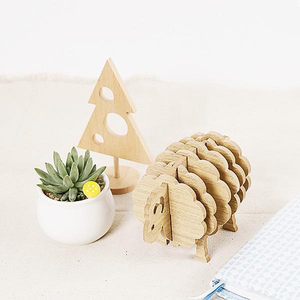 Geschenkidee: Rustikale Schaf Holzuntersetzer im 6er Set. Schützen Oberflächen, verschönern Zuhause.
