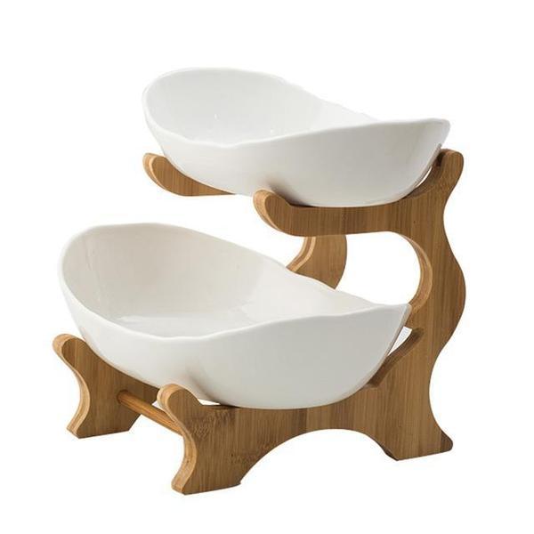 Stilvoller Servierständer aus Holz im Landhaus-Stil, mehrstufig, mit Tellern. Perfekt für Buffets.
