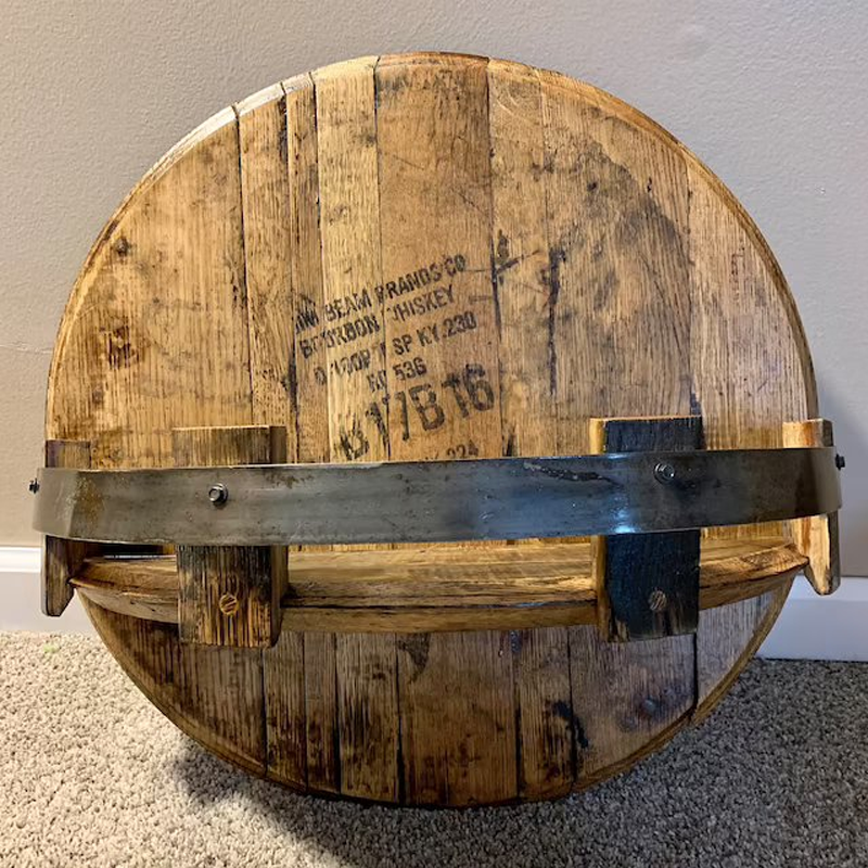 Rustikales rundes Whiskeyfass Wandregal aus Massivholz, ideal für Wein und Spirituosen in der Hausbar.