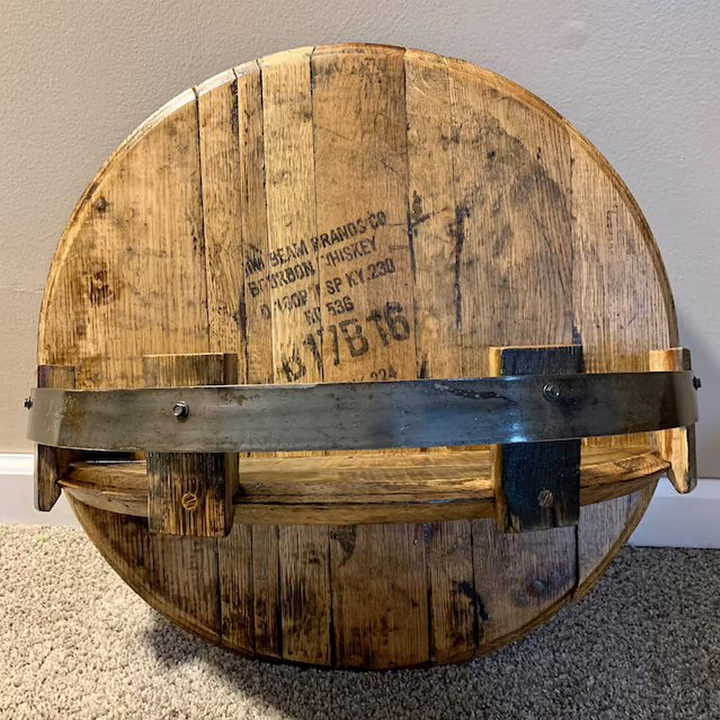 Rustikales rundes Whiskeyfass Wandregal aus Massivholz, ideal für Wein und Spirituosen in der Hausbar.