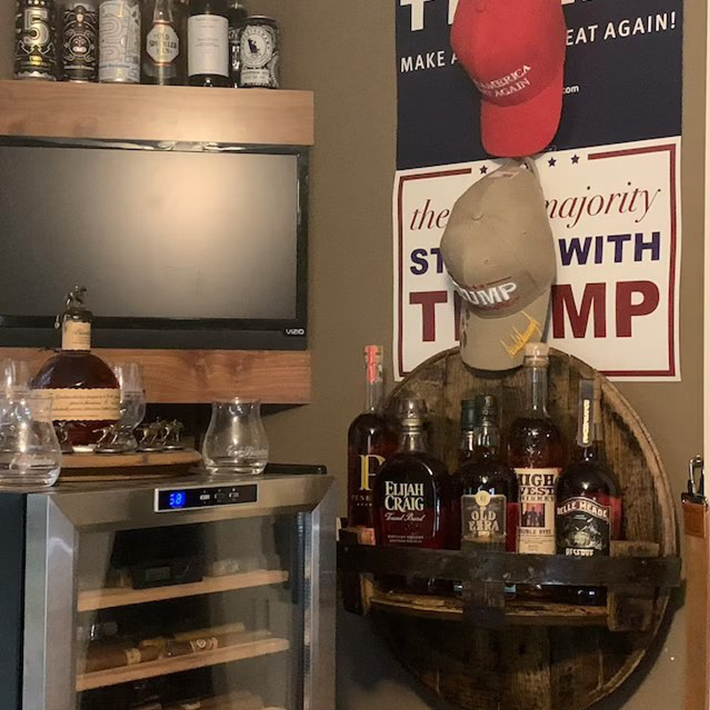 Rundes Holzregal im Whiskeyfass-Design aus Massivholz zur stilvollen Aufbewahrung und Dekoration.