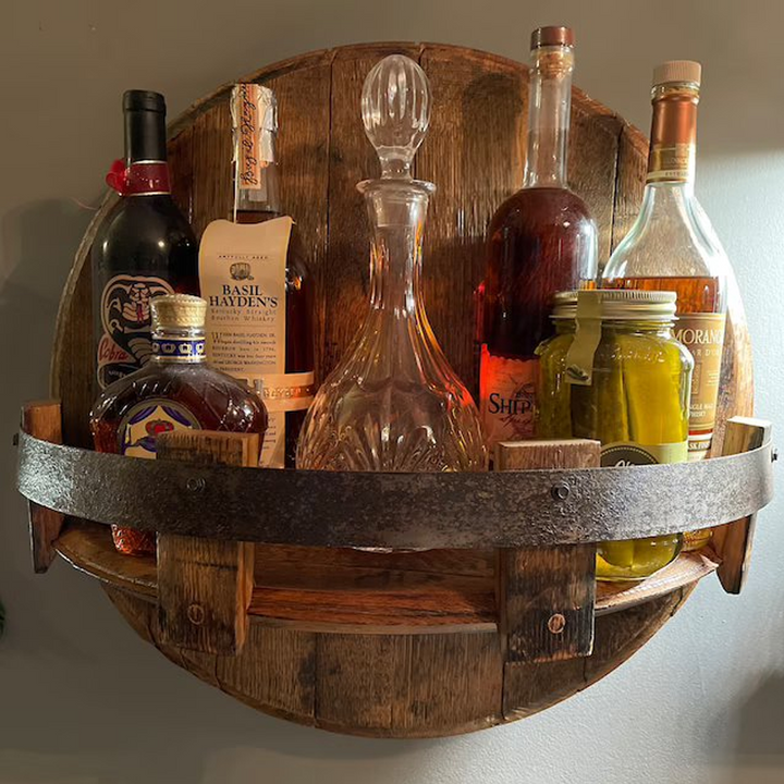 Einzigartiges rundes Wandregal im Vintage-Whiskeyfass-Stil aus rustikalem Massivholz für Ihr Zuhause.