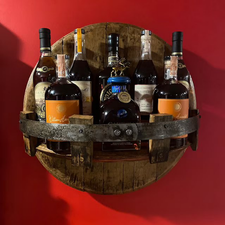 Rustikales rundes Massivholz-Wandregal als Whiskeyfass, perfekt für Flaschen, Gläser und Dekoration.