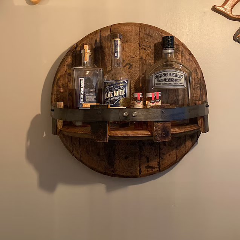 Stylisches rundes Holz-Wandregal im rustikalen Whiskeyfass-Design, vielseitig einsetzbar im Interior.