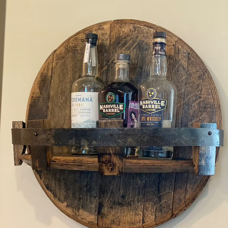 Hochwertiges rundes Massivholzregal im rustikalen Whiskeyfass-Look, ein Blickfang für jede Wand.