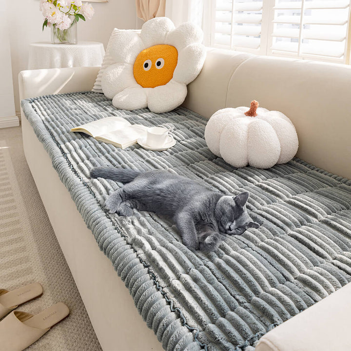 Tierfreundlicher Sofaschutz aus weichem Flanell, waschbar und rutschfest für die Couch.