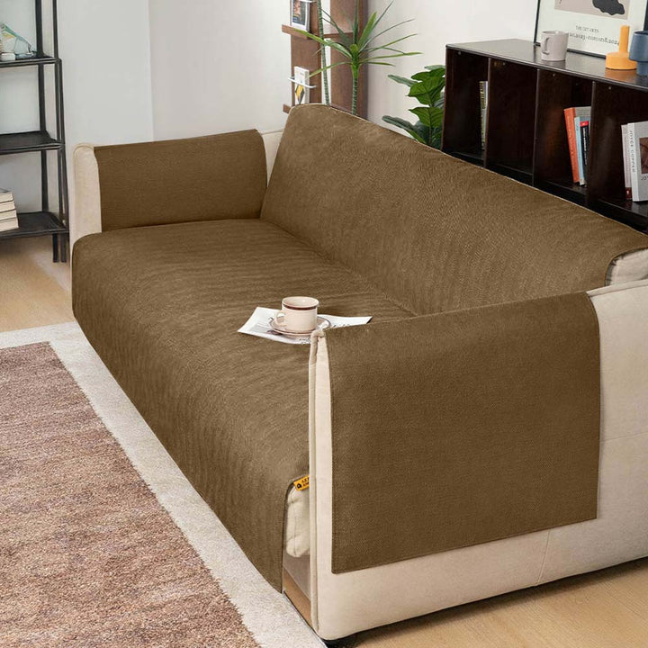 Vielseitiger Schutzbezug: rutschfester, wasserdichter Sofabezug aus Chenille. Passend für viele Sofas.