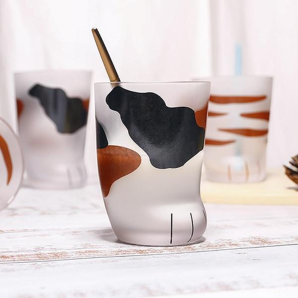Dekorativer Glas-Becher mit süßen Katzenpfoten, ideal für Kaffee, Tee & Kaltgetränke.