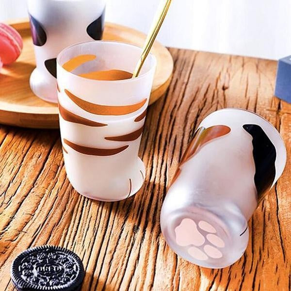 Entzückende Glastasse im Katzenpfoten-Tierdesign, für eine gemütliche Kaffeepause.