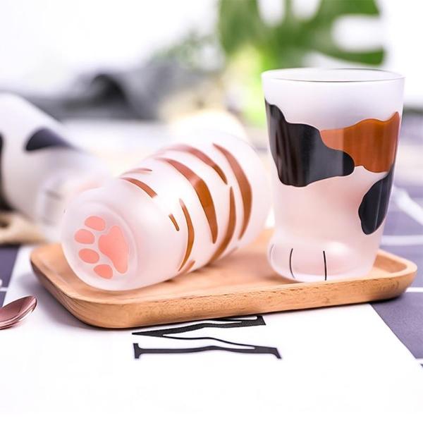 Transparente Katzenpfoten-Tasse aus Glas für Kaffee, Tee oder andere Lieblingsgetränke.
