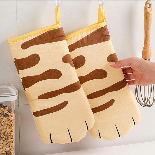 Lustige Katzenpfoten Ofenhandschuhe – das perfekte Geschenk für Tierfreunde und Hobbyköche.