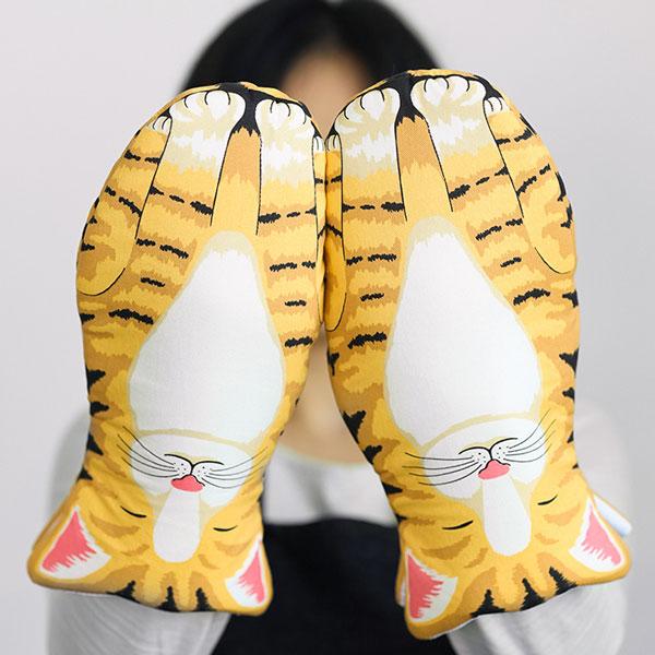 Tierische Katzenpfoten Ofenhandschuhe als praktischer Hitzeschutz für die moderne Küche.