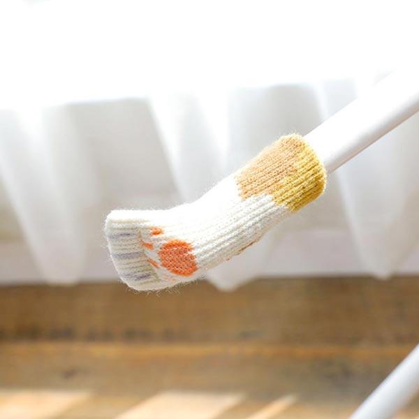 Weiche Filzgleiter als Stuhlbeinstulpen mit Katzenpfoten-Design schützen Böden vor Kratzern.