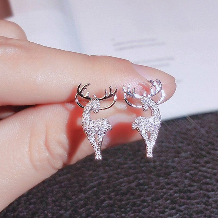 Stylische Damen Rentier Ohrringe mit funkelndem Strass. Ein festlicher Weihnachtsschmuck für elegante Winter-Looks.
