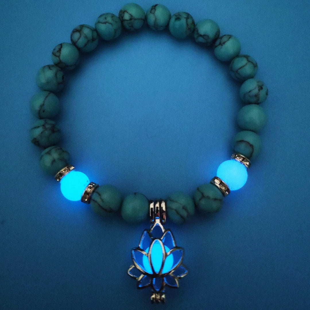 Spirituelles Unisex Perlenarmband mit Lotus, leuchtet nachts, ideal für Meditation, Yoga & Mode.