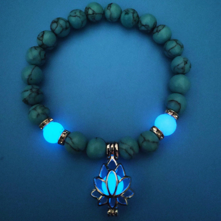 Spirituelles Unisex Perlenarmband mit Lotus, leuchtet nachts, ideal für Meditation, Yoga & Mode.