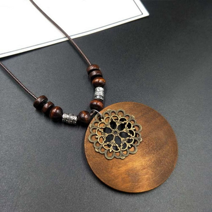 Damen Vintage-Stil Holzkette mit runden Bronze Elementen, naturinspiriertes Design, einzigartig.