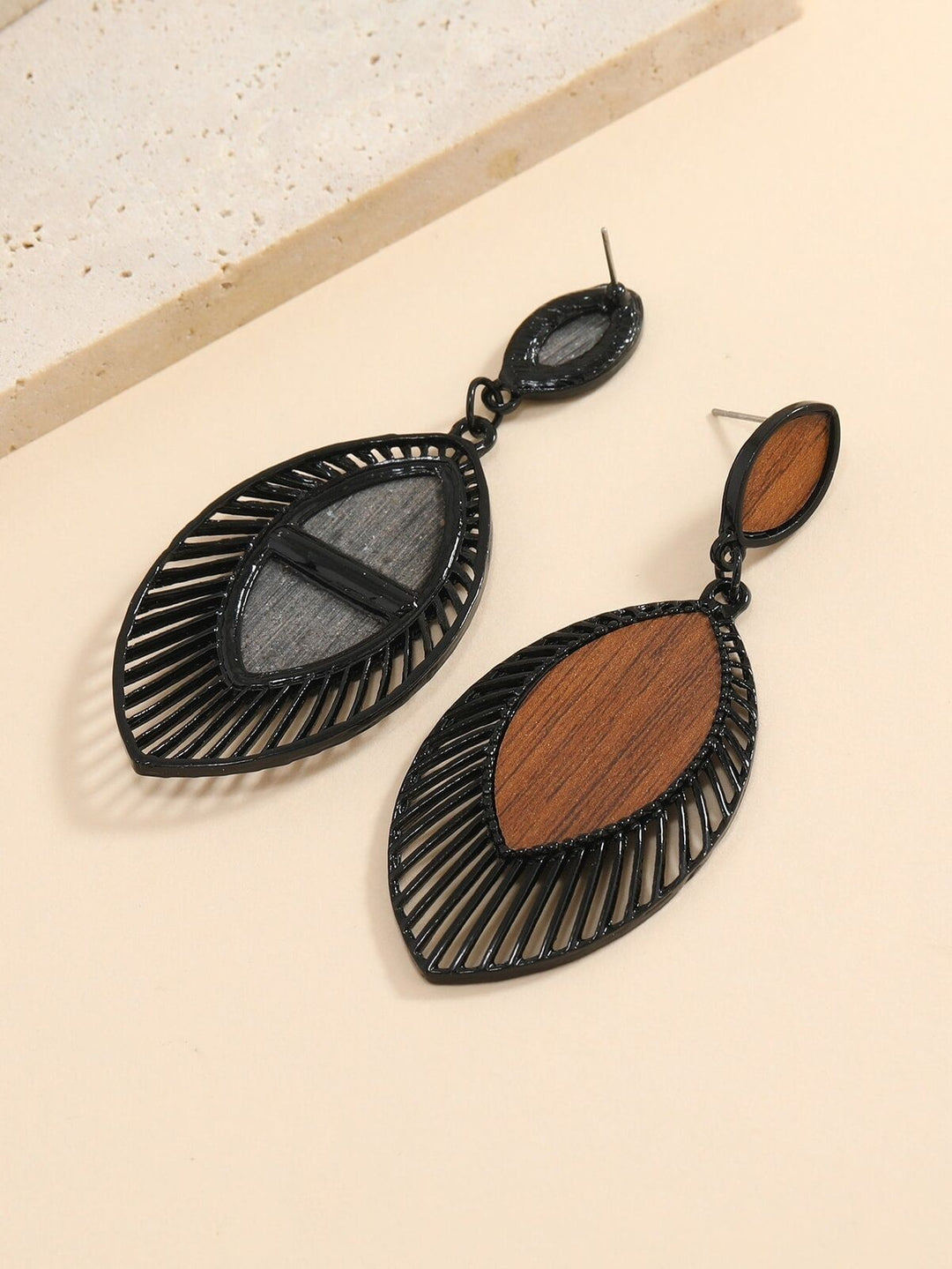 Elegante Damen Holz Ohrringe im Tropfen-Design, Boho-Stil, leichter und moderner Schmuck.