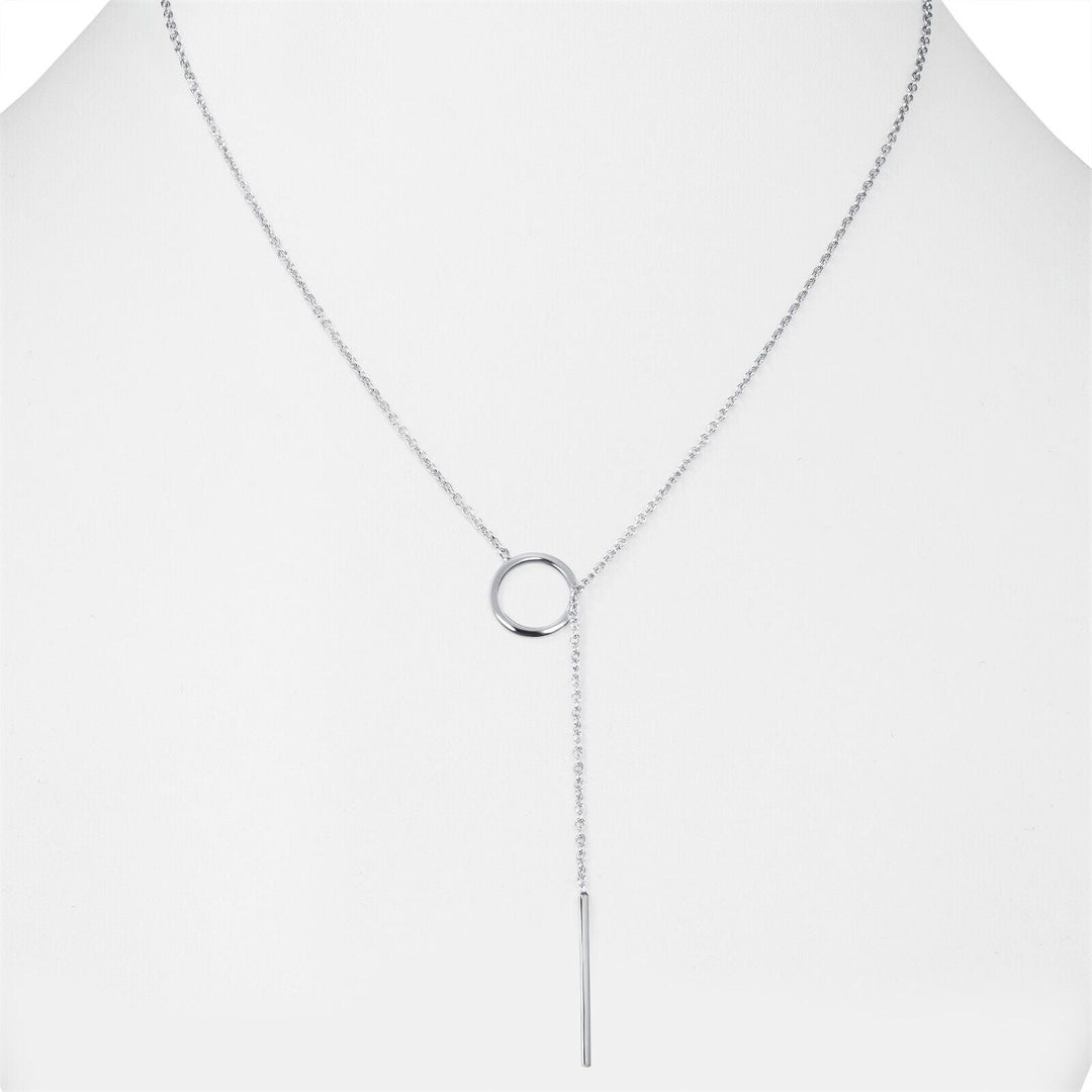 Damen Lariat-Halskette mit Barren-Anhänger am Hals getragen, eleganter Damenschmuck.