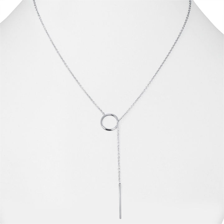 Damen Lariat-Halskette mit Barren-Anhänger am Hals getragen, eleganter Damenschmuck.
