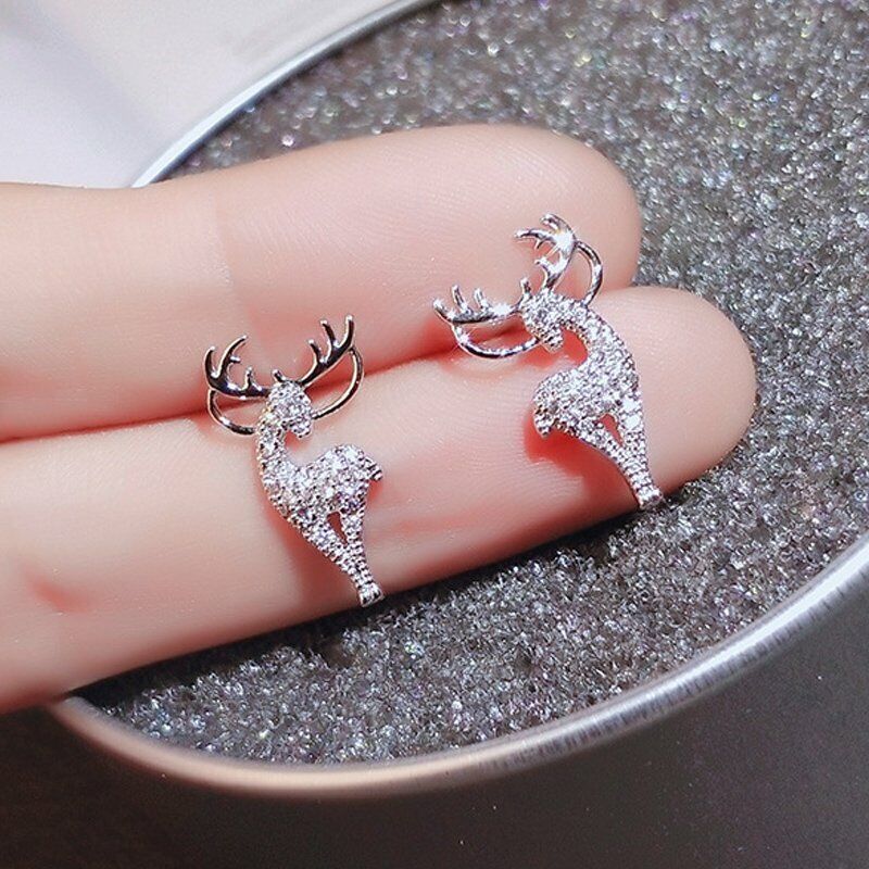 Weihnachts-Rentier-Ohrstecker für Damen, verziert mit funkelndem Strass. Ein festliches Schmuck-Accessoire für die Feiertage.