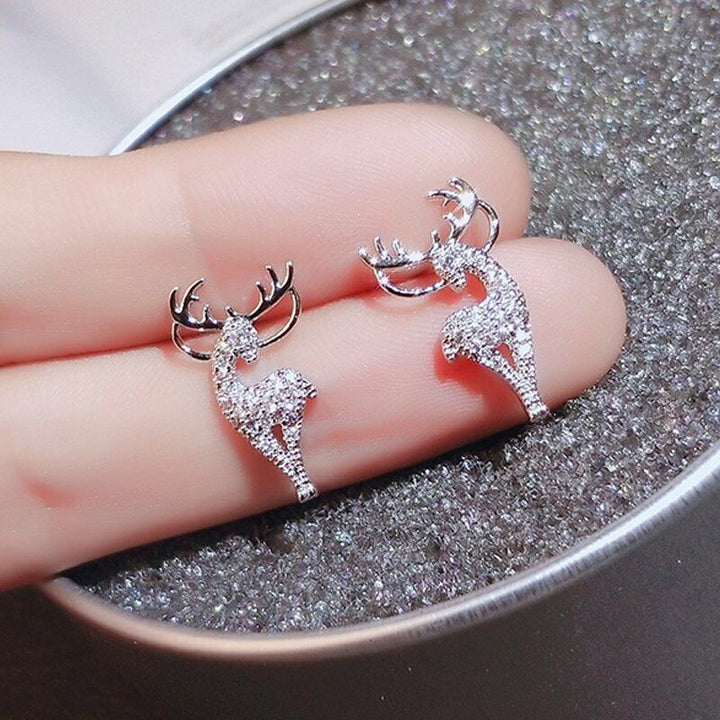 Weihnachts-Rentier-Ohrstecker für Damen, verziert mit funkelndem Strass. Ein festliches Schmuck-Accessoire für die Feiertage.