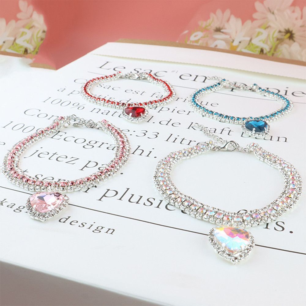 Katzenhalsband mit reflektierendem Band und einem glitzernden Kristall-Herzanhänger für Ihre Katze.